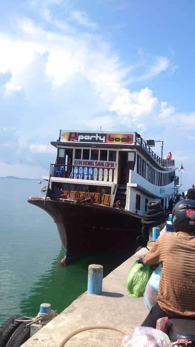 party boat 25$/per bao gồm (buffe trưa + lặn + 1 phần nc + vé tàu khứ hồi) 