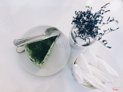 Bánh tiramisu matcha này là bánh tiramisu matcha ngon nhất mình từng ăn. Kem / bánh / matcha đều rất tuyệt vời. Ngọt ngào của kem và bánh cùng mùi vị matcha làm bạn tan chảy ngay miếng bánh đầu. Giá 45000vnđ một bánh. Mình chụp vậy thôi chứ khá to. 2 người ăn được ạ.