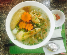 Bánh canh gà ta thả vườn + trứng cút + carot