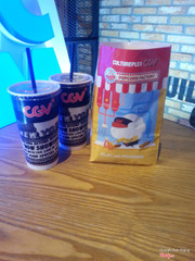 Nước uống quá nhiều đá, dặn nhân viên giảm đá r nhg vẫn nhiều. Bỏng vừa nguội vừa ỉu, vẫn thik ở RCPQG hơn!