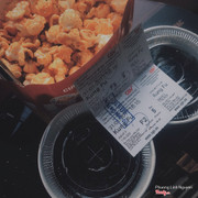 Một chút bàn luận về bỏng ngô của CGV nèee ở CGV có 2 loại bỏng là caramel và cheese và mình prefer cheese hơn nhé bạn mình thì ngược lại vì nó không thích đồ ngậy béo cũng tuỳ khẩu vị mỗi người mà. Với mình bỏng cheese kiểu heaven vậy trời ơii sao có thứ bỏng ngon như thế tồn tại trên đời với cái giá mắc vcl vậy chứ kiểu nó mà rẻ hơn chắc mình suốt ngày ra CGV mua mang về ăn í huhu. Còn về bỏng caramel thì nó ngon hơn bỏng ở ngoài ( tất nhiên khi với cái giá đấy mà ) mình thấy ổn và ngọt quá chắc tại mình không thích ngọt đấy mà. Mình gọi combo 2 người của CGV up lên sz to thêm 20k tổng là 145k cho combo nè nhé