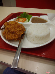 Cơm gà giòn cay KFC