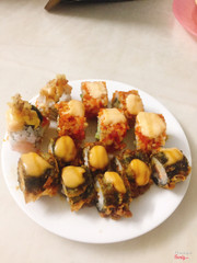 Sushi cá hồi và sushi tôm 