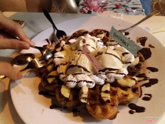 ai có sinh nhật thì ghé quán nói trước 1 ngày, quán sẽ chuẩn bị cờ trang trí bánh nhé. Nhìn bánh sinh nhật hoài cũng ngán, ăn này vừa mới vừa đỡ "viêm màn túi" biết nhiu, hí hí