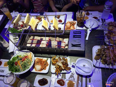 Bánh mỳ bơ rất thơm và dễ ăn vs món nướng