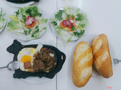 1 phần bó né ( 1 bánh mì + 1 dĩa rau )