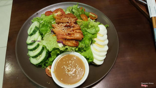 Salad ức gà BBQ