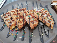 Bánh waffle sốt socola