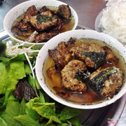 Bún chả hàng than lúc nào cũng đông nghịt. Chả ngon siêu ngon. Mỗi tội bún hơi ít nên phải gọi thêm. Nh với số tiền bỏ ra thì xứng đáng ngon bổ rẻ