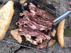 Sườn nguyên miếng.    Ngày mát dời nên kiểu mấy đứa rủ nhau đi picnic lại còn thích ăn nướng mà kích dích cbi lại đc cái có quán tủ chuyên nướng nhận ship nên t đặt thử )) Ship ok. Ở quanh khu vực long biên các bạn ấy còn free ship. Đồ từ rau, sốt, chấm, nước rồi đá còn cả túi đựng rác để k vứt rác bừa bãi :o bọn t chỉ cần vác đũa, cốc, vỉ, than là ok rồi :)) Mắc cái các bạn ý hỉ nhận ship trong giờ hđ của quán thành ra kiểu muốn cbi từ sáng đem đi sớm là phải order từ đêm hôm trc. Đc cái sốt ướp thịt để riêng nên k sợ sốt ngấm thịt quá. Để nơi tự đổ vô :p Nchung là chắc đây là quán đầu tiên t thấy có quán nướng nhận ship :3 Khá hợp vs đứa lười mà nghiện nướng hay thích phượt phủng như mình <3 