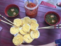 Bánh căn trứng gà vàng ươm (1 cặp 3k), xíu mại (1 viên 4k), ớt tự xay