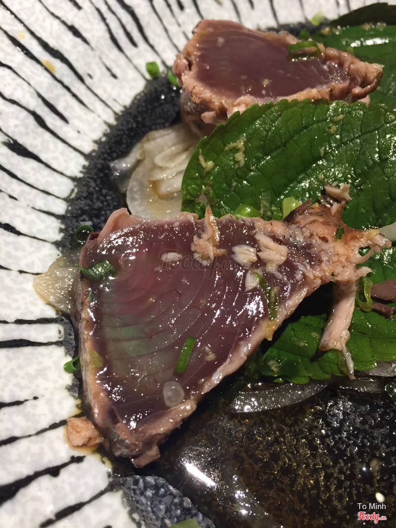 Ánh xừ cừ của cá ngừ tataki