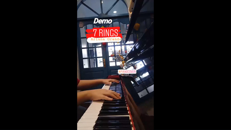 Thích chơi chiếc Piano của quán