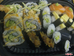 Cali tôm tempura, bơ, dưa leo
Maki bơ...