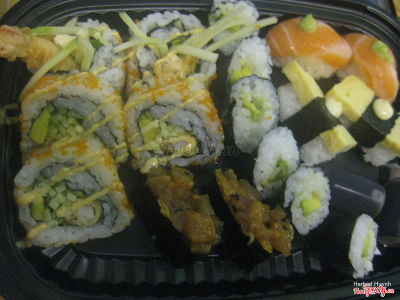 Cali tôm tempura, bơ, dưa leo
Maki bơ...