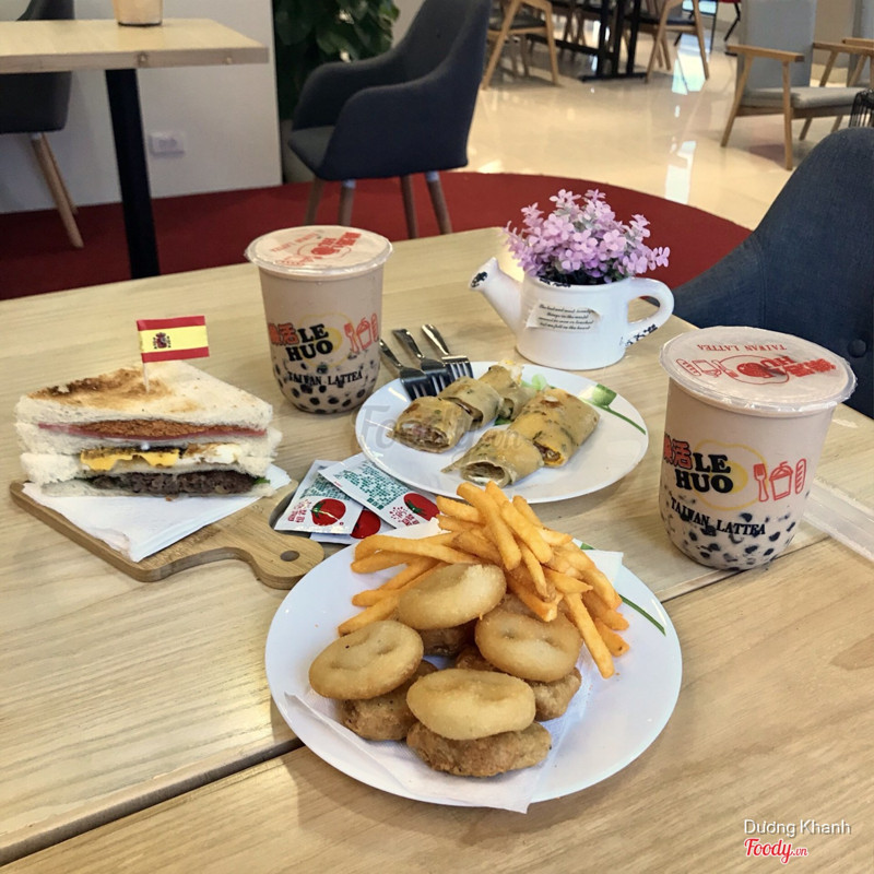 Combo sandwich + Box gà nugget khoai chiên (có cả khoai nghiền) + trứng cuộn + trà sữa size S theo combo. Nhớ gọi thêm trân châu 5k cho mỗi cốc, nhiều ú ụ 🤤🤤