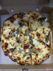 Bánh pizza phô mai nướng hơi khô và khét