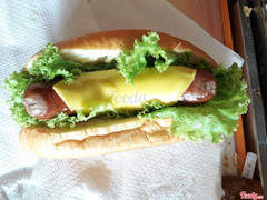 HOTDOG XÚC XÍCH BÒ PHỦ PHÔ MAI