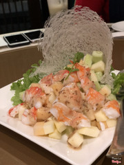 Salad hoa quả và tôm