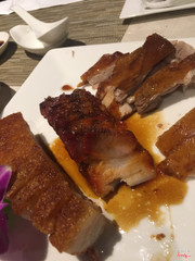 Thịt tổng hợp 350k: có thịt quay bì rất giòn,thịt xá xíu và vịt quay