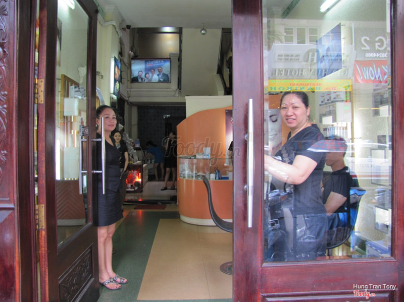 Dàn nhân viên nữ chào đ1on