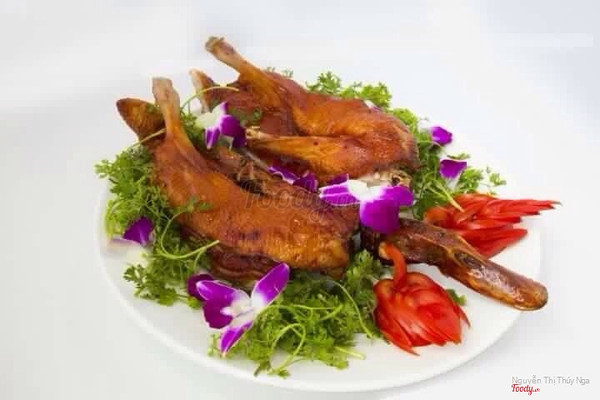 Quà tặng cực sốc chúc mừng ngày phụ nữ việt nam . duy nhất chỉ áp dụng trong 2 ngày 19_20/10. tặng 1/2 con vịt ngon vô địch cho bàn từ 4 người trở lên. chỉ áp dụng với bàn đặt trước ngự thiện phòng 129_130 phố trúc ecopark. đt 04.62971432. trân trọng.