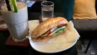 bánh mì và sinh tố đặc biệt