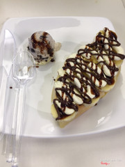 Waffle chuối socola và kem cookie