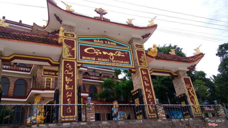 Cổng trước Bảo tàng 