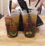 Vào quán kêu 2 ly trà đào,1 ly trà sữa thiên nhiên. Một bạn pv ghi order quay qua hỏi pha chế “ mình còn trà đào không chị?”. Pha chế trả lời dõng dạc “còn, mới nấu xong”. Tới khi làm xong thi quay qua nói “ hết đào rồi”. Uống trà đào vs củ năng và trân châu nó lạc quẻ vô duyên thấy sợ. Mà phải chi báo trước với khách là e hết đào chị có kêu nữa k, đằng này làm xong mới nói, cũng không hề xin lỗi câu nào.