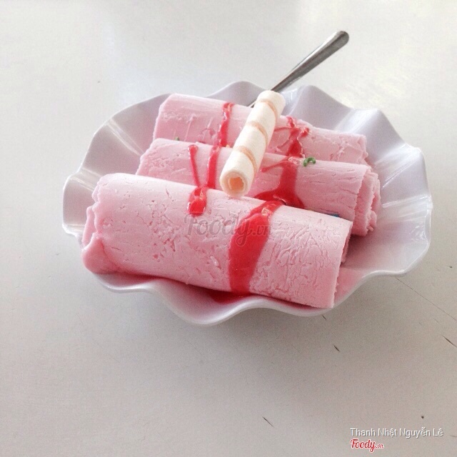 Kem cuộn dâu tây