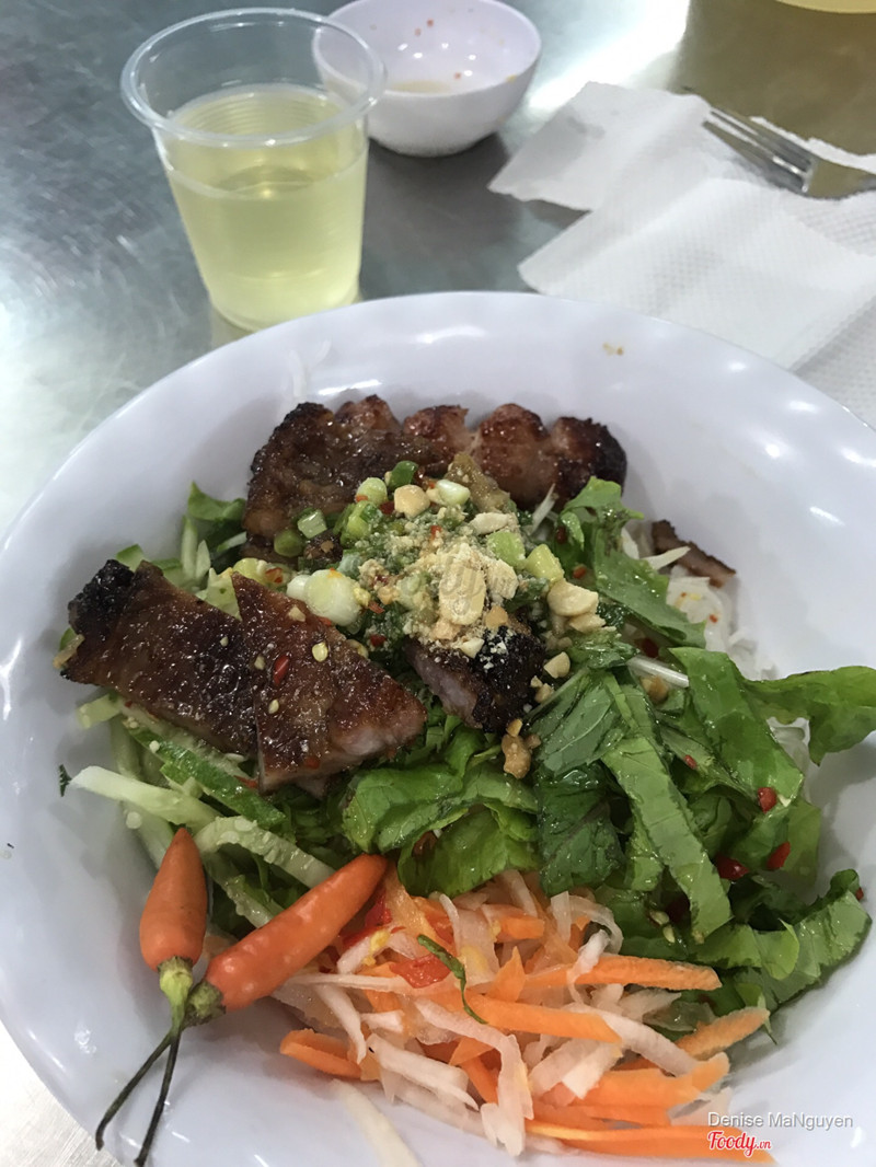 Vermicelli noodle with pork chop and nem 