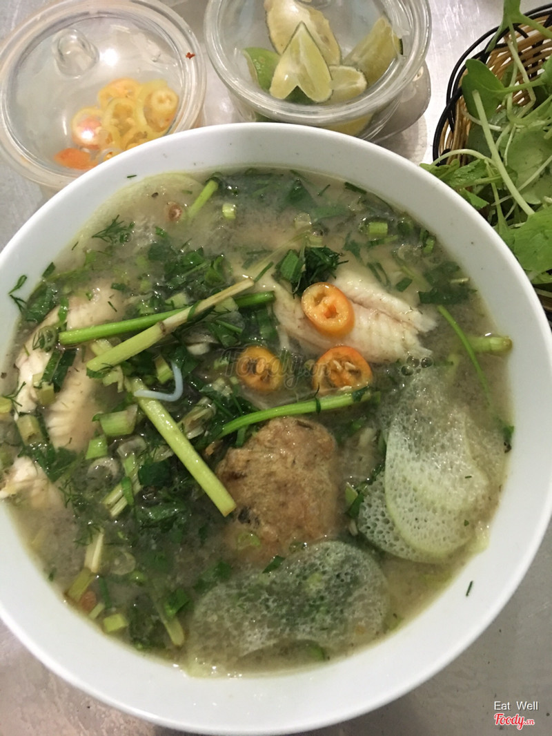 Bánh đa cá rô, chả chiên