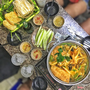The first test lẩu ếch )))))) ngon bất ngờ 🤔 . Lúc đầu thấy chân ếch k dám ăn cơ 🤣 mà lần này ăn vồ vập,vừa miếng lắm 👍🏼😌 Nước lẩu măng chua,dứa chua chua cay cay của sate hơi tê tê ra gì phết nhé,ếch được rán rồi lại xào qua với măng chua rồi cho thẳng vào nước lẩu chua cay kia 🤣 ếch cùng với nước cả hai đều đậm đà vừa vị chẳng cần phải chấm bột canh quất nữaaaa 🐸🐸 . . Còn cả món ếch xào chua ngọt :))) ăn vị cực giống sườn chua ngọt luôn dễ ăn mà ăn món này chỉ muốn oder thêm bát cơm ăn kèm 🤩🤩 thơm ngon duyệt vch,ncl khá ưng món lẩu ếch ngay lần đầu thử món 😙 với cái nóng sml ở HN thì 1 nồi lẩu chua cay ntn thực sự hợp lí 😀 cùng thêm vào ly bia bọt là đỉnh 📍😆 . 100k/1ng 📍 Lẩu ếch 32 Khương Trung 📍