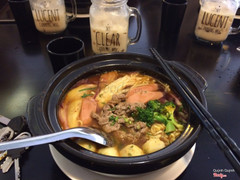 Nó không cay như mình nghĩ, lúc bưng ra trong tô của mình có hạt mướp xốp( ko phải hạt quả mướp) ở trỏng 😂 nói chung mì này cũng tạm , với thêm cái nữa là ko có khăn giấy khô