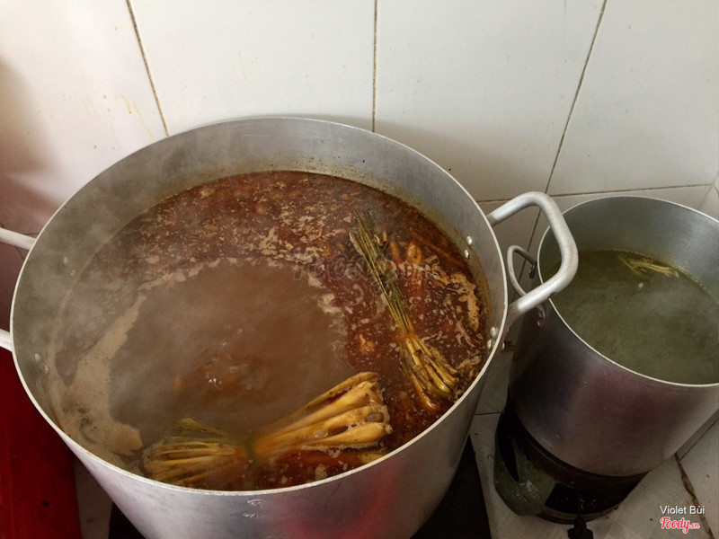 Nồi nước lèo nè