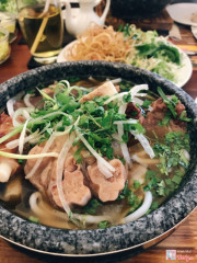 Bún bò thố đá thập cẩm (giò, gân, nạc)