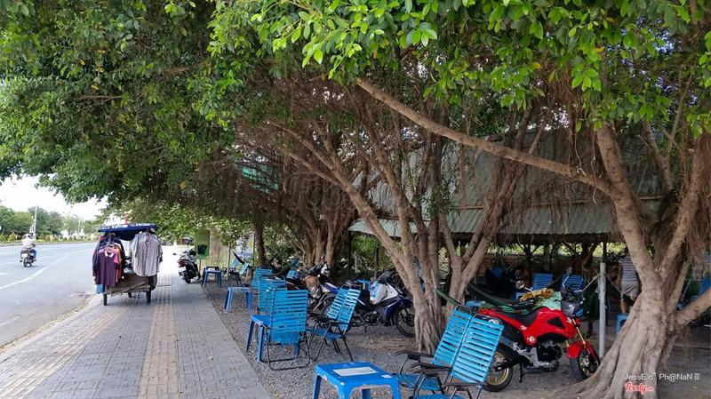 quán rộng và mát