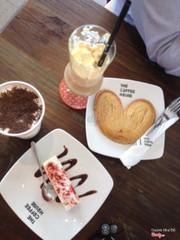 Red velvet, caramel iceblend, bánh gì đó... And Almond Choco shake (ko nên uống)
