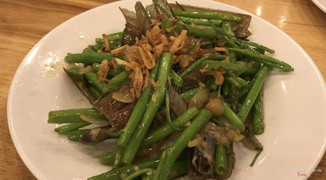 Móng tay xào rau muống