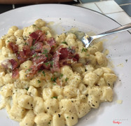 Chọn gnocchi rồi đến topping là cream carbonara.  Ngon!