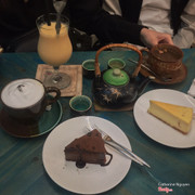 Earl grey latte - pineapple + mango smoothie + kumquat tea + chocolate mousse và NY cheesecake