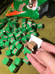 ♻️♻️Milo Cube là Viên dạng kẹo chứa nhiều Vitamin và khoáng chất. Đúng như cái tên: MILO ENERGY CUBE ✔Mẹ mua cho các bé ăn nhiều dinh dưỡng, đa số bé nào cũng mê kẹo ✔Mang theo đi làm ăn, cả công ty ăn...người đang mệt ăn vào, hoặc PHA UỐNG giờ nghỉ trưa ✔TỈNH TÁO hẳn ra làm gì cũng tốt hơn
Buồn miệng ở nhà có cái NHÂM NHI...
đặc biệt khách yêu có 2 cách để thưởng thức siêu phẩm này:
😍Ăn khô để cảm nhận vị socola trộn kem đậm đà từ trước tới nay
😍 Mix với nước và chút sữa tươi là đã có 1 cốc sữa milo với hương vị tuyệt hảo và tràn đầy năng lượng 💰Giá chỉ: 180k/bịch

#milocube #keosuamilo #keomilocubethailan #miloenergycube