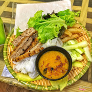 Oi troi nằm ốm liệt giường buồn quá troiiii 😅😅. . Tiếp đến 1 món nữa tại Xuân Thuỷ đâyy 🤣 Nem nướng Nha Trang nhé !!!! Ở đây thì topping cũng đầy đủ đấy,nước chấm đã có vẻ khá hơn rồi nhưnggg 😀 Nemm nguộii vclll :((((( lại còn bột bột k rõ mùi gì cả kiểu ăn độn độn nhanh no ý ☹️ không hài lòng về nem ở đây cho lắm nên điều chỉnh lại cách làm nem 😭😭😭 mặc dù vẫn đông đấy vì là ngõ sinh viên mà nhưng mong quán sửa lại cách làm nem iiiii 😛. . Quán đông k có điều hoà nên nóng,hơi bí,bàn ghế k đc sạch sẽ cho lắm :))))