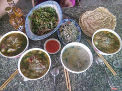 Cháo hến, hến xúc banh trán, lâu lâu có thêm bánh canh .