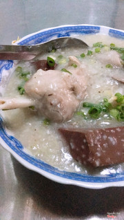 Cháo lòng sánh mịn, vị y hệt cháo lòng ở những tỉnh miền tây, thơm mùi tỏi phi. Đặc biệt có cục giò chìa bao ngọt, mềm ngọt thịt. Một trong những quán cháo lòng ngon nhất Sài Gòn mình từng ăn