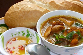 Bánh mì phá lấu thập cẩm