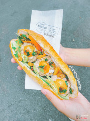 Bánh mì kẹp 3 xíu mại trứng muối 30k