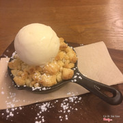 Banana crumble with vanilla ice cream