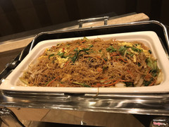 Bún xào, chỉ có rau, trứng và bún, không có miếng thịt nào khác